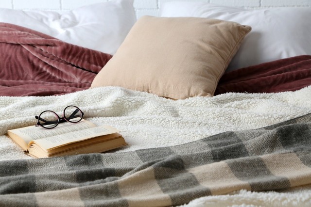 Pluskwy najczęściej można znaleźć w szczelinach podłogi, między listwą a ścianą, ramie luster, w meblach oraz w łóżku i w materacu.