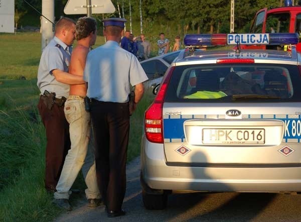 Policjanci szybko ustali, kto prowadził samochód i zatrzymali pijanego kierowcę.