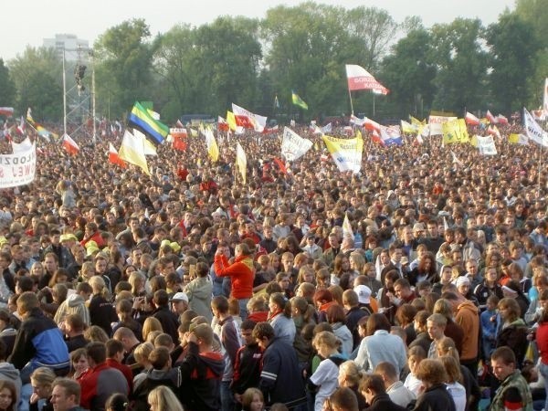 Sobota wieczór. Spotkanie Benedykta XVI z młodzieżą. Tłumy...