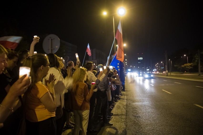 "Łańcuch Światła" w Krakowie. Protestujący wyszli na ulicę [ZDJĘCIA, WIDEO]