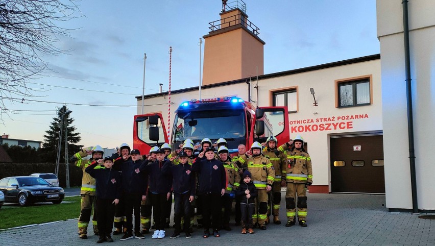 Strażacy z jednostki ks. Tomanka przy dźwięku syren oddali...