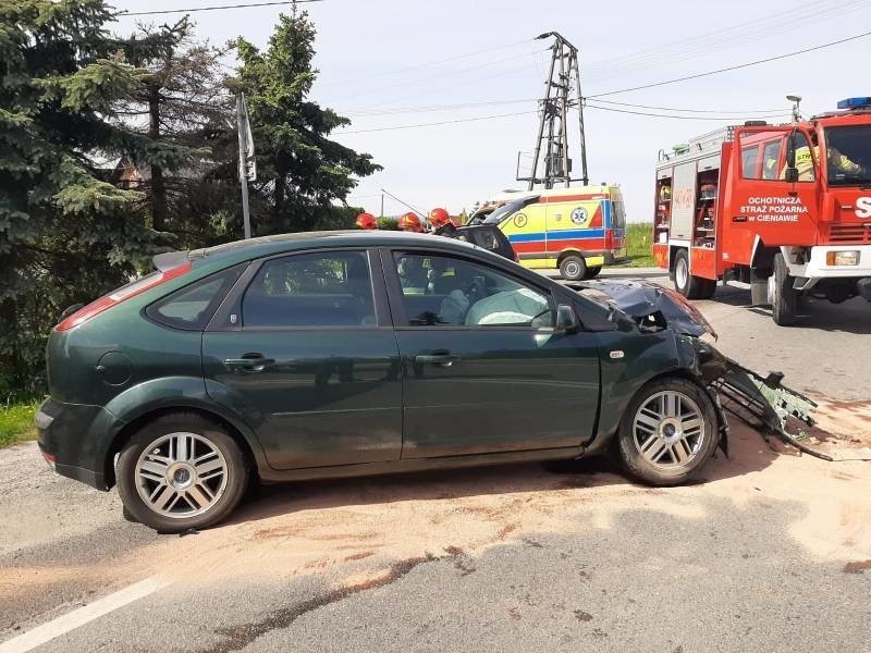 Nowy Sącz. Policyjne małżeństwo po służbie pomogło poszkodowanej w wypadku w Cieniawie