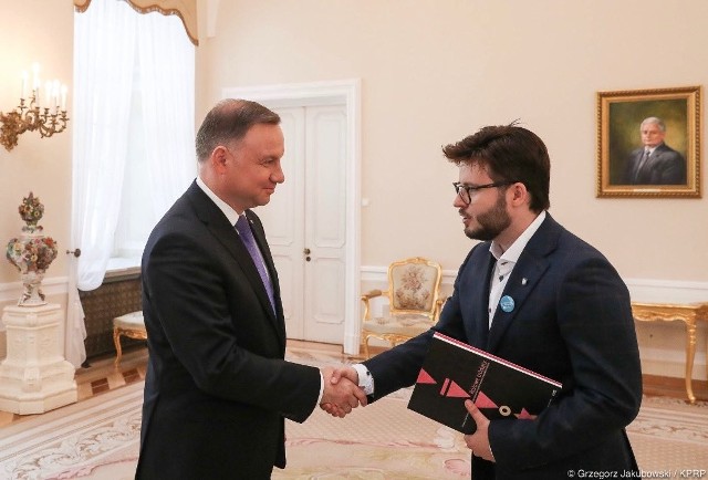 Zdjęcie przedstawia przywitanie Bartosza Staszewskiego z prezydentem Andrzejem Dudą