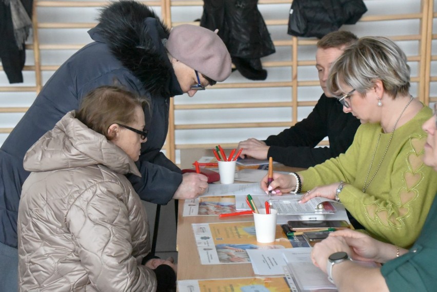 Seniorzy z powiatu radomskiego otrzymują czujniki czadu. Akcja Powiatu Radomskiego, policja i straż