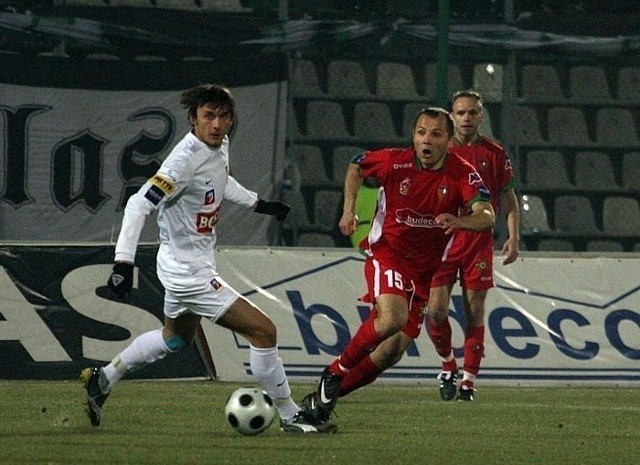 Dobry mecz Przemysława Pietruszki (z lewej) i to Pogoń zagra w półfinale