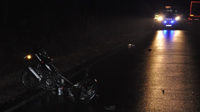 Przejazd. Śmierć młodego motocyklisty z Pionek. Zginął potrącony przez samochód, kierowca uciekł.