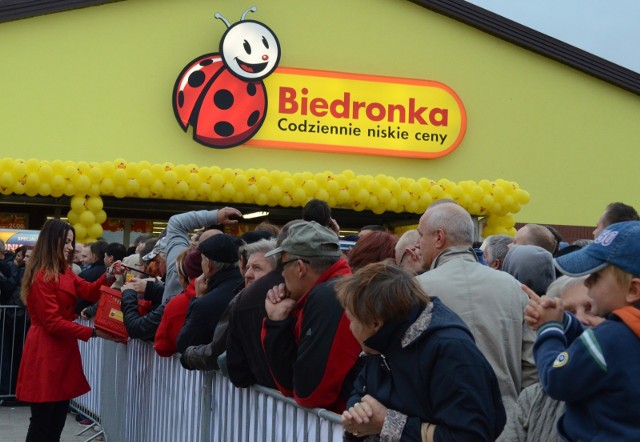 W ostatnią niedzielę w roku obchodzimy sylwestra. 31 grudnia sklepy są otwarte krócej niż w każdą inną niedzielę. W jakich godzinach możemy zrobić zakupy? Sprawdź GODZINY OTWARCIA BIEDRONKI, LIDLA, TESCO I CARREFOUR W SYLWESTRA.