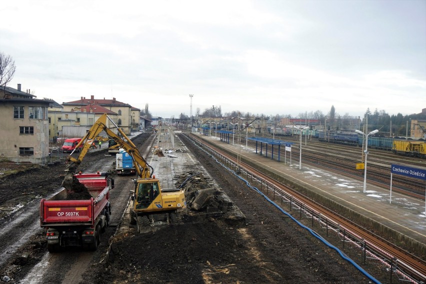 Przebudowują perony w Czechowicach-Dziedzicach....