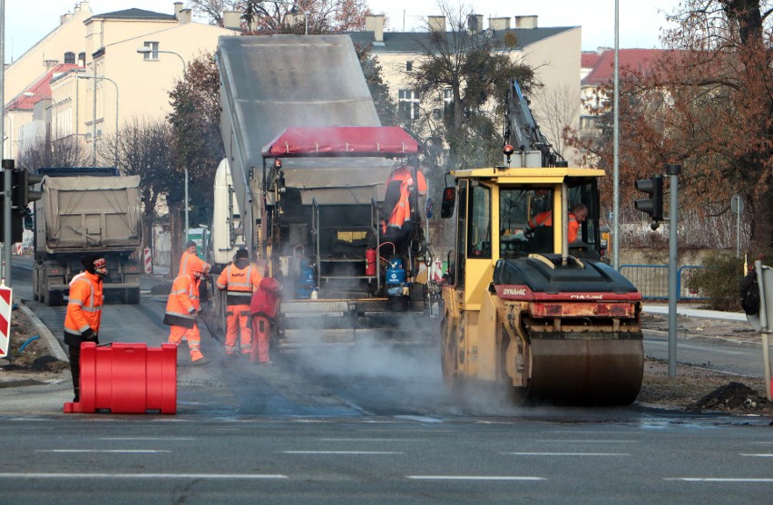 Układanie asfaltu na ulicy Sikorskiego w Grudziądzu