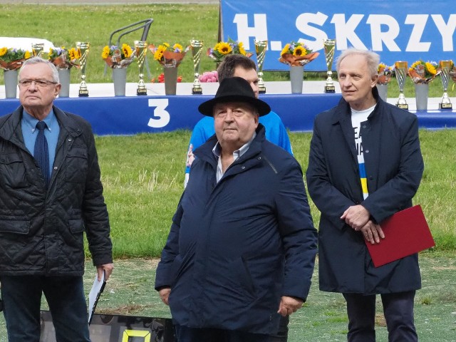 Prezes Witold Skrzydlewski (w kapeluszu), po prawej poseł Włodzimierz Tomaszewski