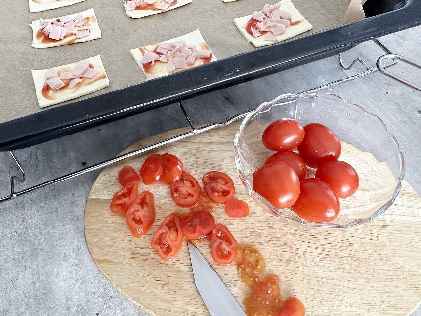 Pomidorki koktajlowe umyj i pokrój na małe krążki. Ułóż je...