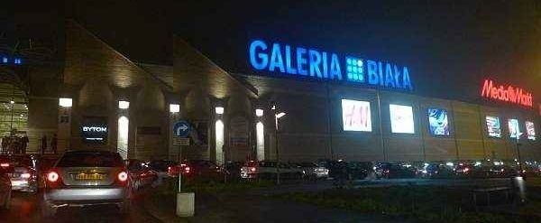 Korek samochodów przed wjazdem do Galerii Białej