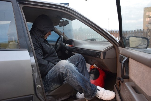 31-letni bezdomny Piotr od półtora roku mieszka w samochodzie.