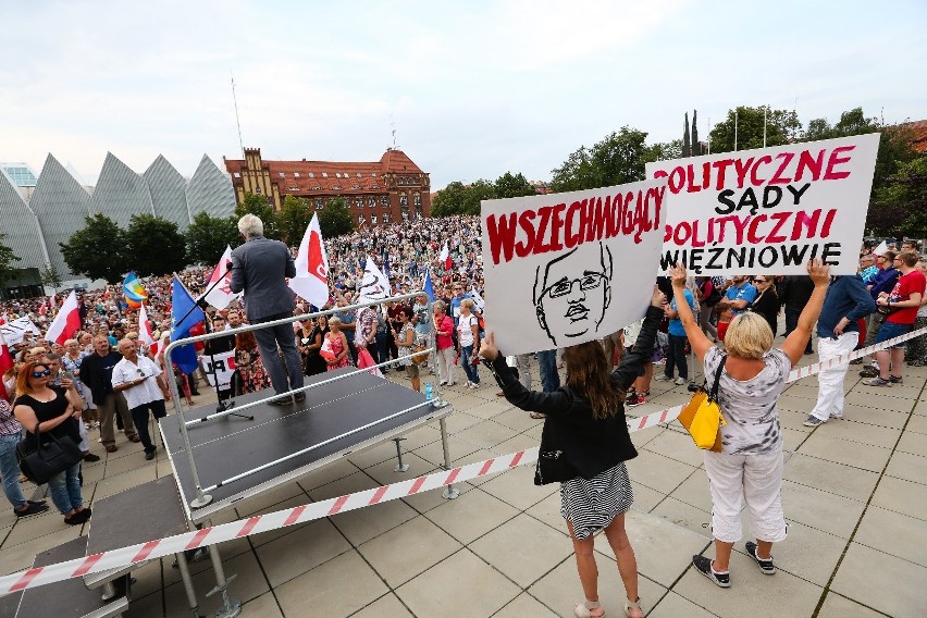 Protest na Placu Solidarności przeciwko reformie sądów. Przyszedł tłum [zdjęcia, wideo] 