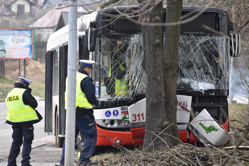Az dziewięć osób zostało rannych w wypadku autobusu w...