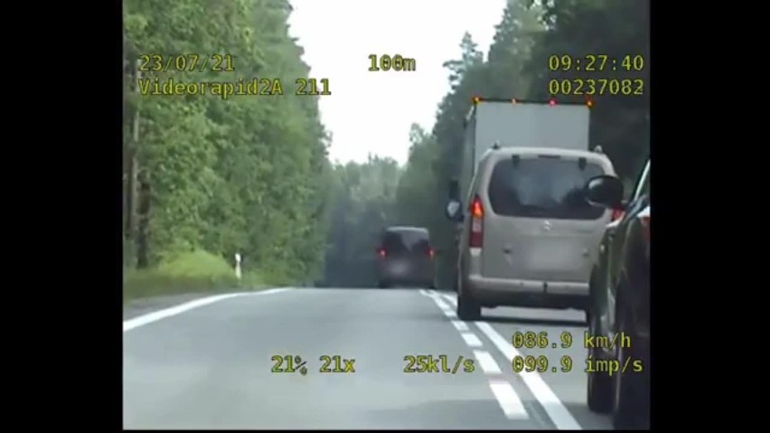 Przewalanka. Pirat drogowy z Bułgarii szalał na krajowej ósemce. Jego "wyczyny" nagrali policjanci (wideo)