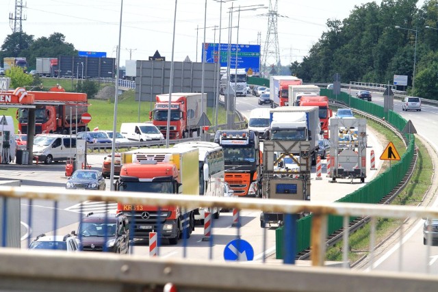 W związku z utrudnieniami przy Bielanach Wrocławskich utworzył się korek na ponad 4 kilometry.