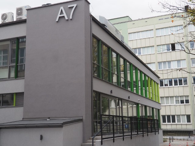 Zeroemisyjność, nowoczesność, ekologia - Politechnika Łódzka właśnie oddaje do użytku po kompleksowej przebudowie budynek A7, który znajduje się w kampusie A.
