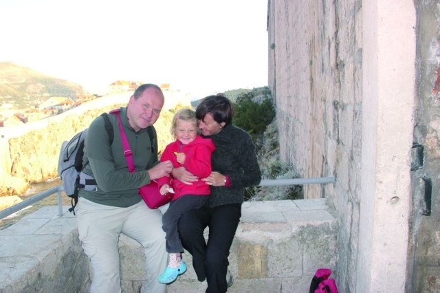 Rodzina w komplecie podczas pobytu w Chorwacji. Mała Wiktoria tak jak rodzice: Krzysztof i Grażyna, uwielbia podróżować.