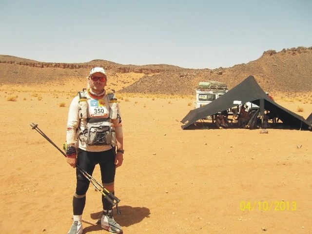 225 km po piaskach Sahary, największej pustyni świata. Marek Wikiera biegł również po to, aby zebrać pieniądze dla Fundacji Dr Clown, która pomaga chorym dzieciom przebywającym w szpitalach.