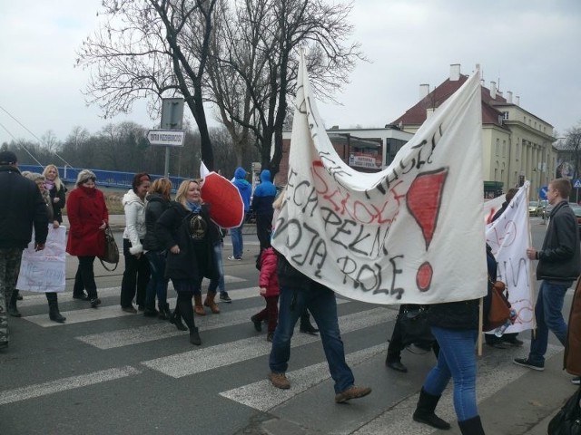 Przez cztery godziny rodzice uczniów z przeznaczonej do likwidacji szkoły blokowali ruch na Alei 3 Maja w Ostrowcu. Akcję protestacyjną będą kontynuowali w środę i w czwartek.