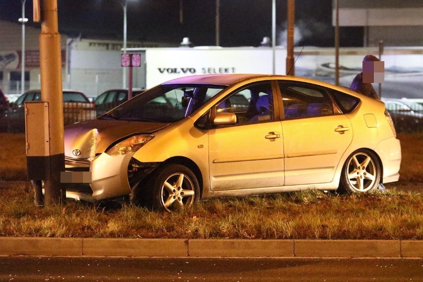 Wypadek przy Koronie. Samochód uderzył w latarnię (ZDJĘCIA)