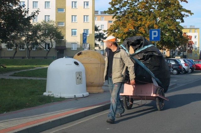 Kiedyś ludzie, którzy grzebali w śmietnikach, zbierali tylko puszki. Teraz ładują na wózki całe sterty makulatury i butelek - nie muszą ich sortować, bo zrobili to już za nich inni.