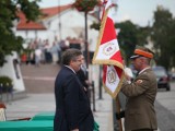 Prezydent Komorowski wręczył sztandar i odsłonił tablicę prezydenta Kaczorowskiego (zdjęcia, wideo)