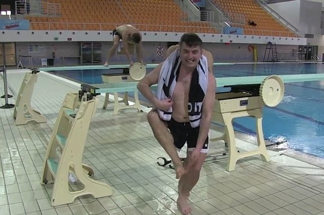 Andrzej Szczęsny na trenigu do "Celebrity Splash" (fot. Polsat)