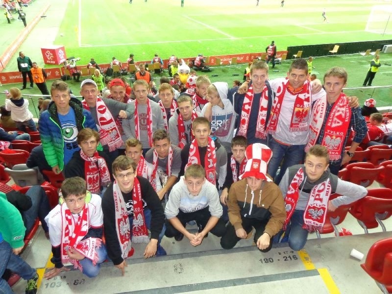 Młodzi piłkarze Wiernej Małogoszcz byli na meczu Polska - Szkocja
