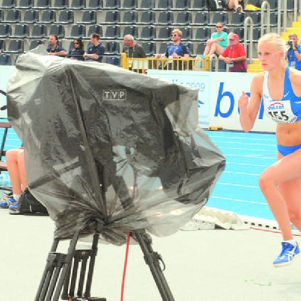 Telewizyjne kamery na stadionie są, ale przykryte workiem...