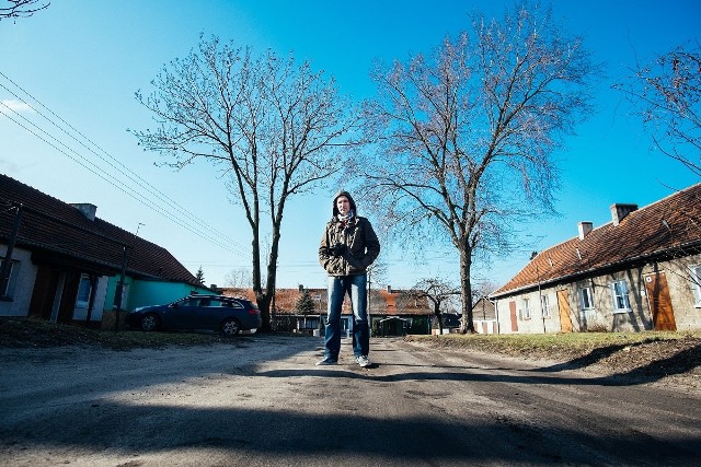 Damian Nowicki w jednym z baraków mieszkał ponad 20 lat. W ubiegłym roku na Świerczewo wrócił z aparatem i przez 3 miesiące fotografował miejsca, które znał z dzieciństwa i lat szkolnych
