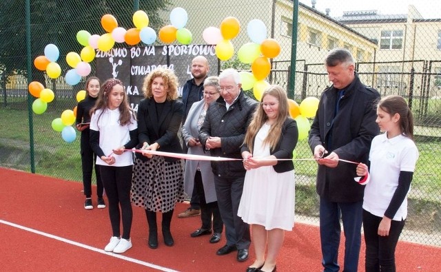 Wstęgę przecięli wójt Mirosław Seweryn, poseł Krzysztof Lipiec, radna Teresa Sieczka i uczennica Natalia Działak.