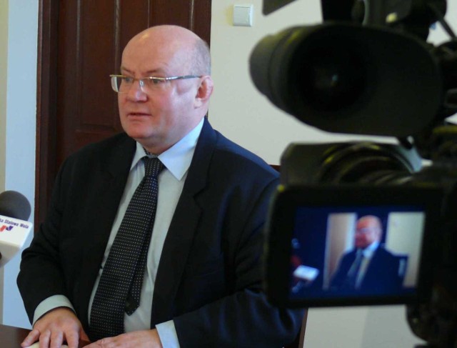 Prezydent Andrzej Szlęzak zapowiedział we wtorek, że skieruje pod obrady budżet w pierwotnej wersji.