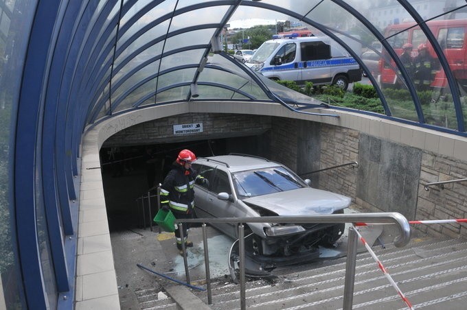 Uwaga! Auto wpadło w przejście podziemne na rondzie Jagiellonów [ZDJĘCIA, WIDEO]