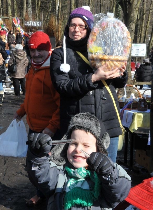 Maksym Matyszczyk z mamą Sylwią zakupili koszyk wypiekany z ciasta.
