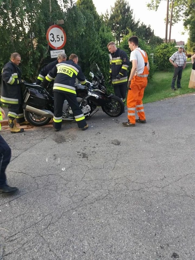 Motocyklista zderzył się z traktorem podczas wyprzedzania samochodów