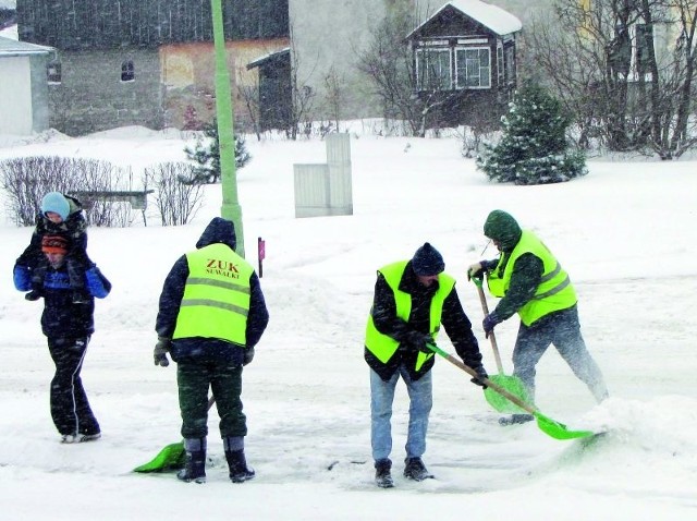 Pracownicy Zakładu Usług Komunalnych w Suwałkach od dwóch miesięcy nie narzekają na brak zajęcia. Zima już mocno dała się im we znaki.