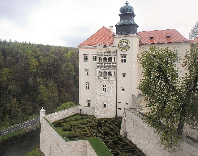 Zamek w Pieskowej Skale na Szlaku Orlich Gniazd zbudował w XIV w. Kazimierz III Wielki. Związany jest z Górnym Śląskiem poprzez Mieroszewskich