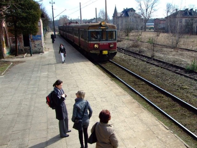 Pociągi wyjeżdżające z Zawadzkiego i Kolonowskiego dojeżdżają do Opola z opóźnieniem.