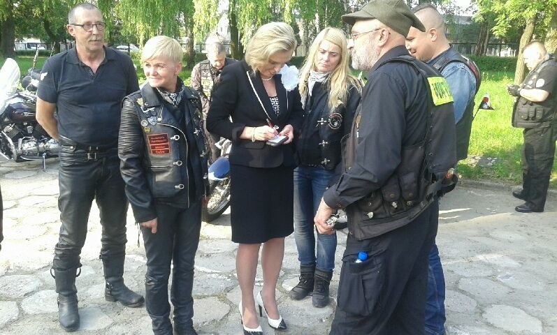 Motocykliści z Oświęcimia spotkali się z minister Anną Marią Anders