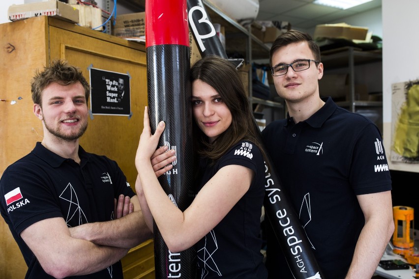 Bartek (z lewej), Weronika i Karol prezentują dwie rakiety...