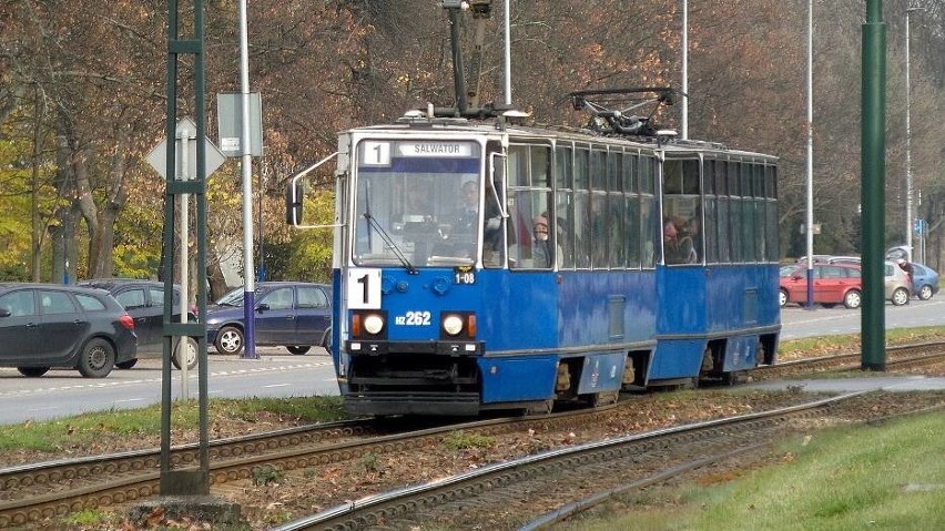 Kraków. Blisko 45 lat temu po mieście zaczęły kursować "akwaria". Kiedy znikną z torowisk?