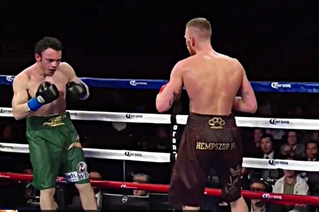 Andrzej Fonfara pokonał przez techniczny nokaut Julio Cesara Chaveza Jr. I zdobył pas WBC International wagi półciężkiej. Zobacz walkę i decydujący cios Polaka, po którym Meksykanin już nie był w stanie walczyć. WALKA FONFARA - CHAVEZ - FILM.