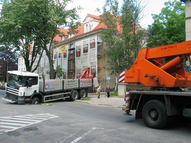 Na ulicy Jedności Robotniczej asfalt zapadł się pod ciężarówką. Wszystko ma być naprawione do jutrzejszego popołudnia.