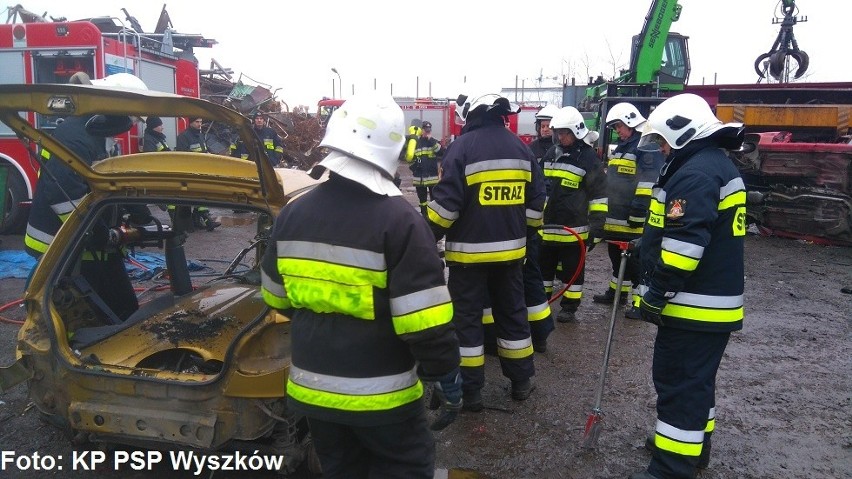 Wyszków: ćwiczenia strażaków na złomowisku [ZDJĘCIA]