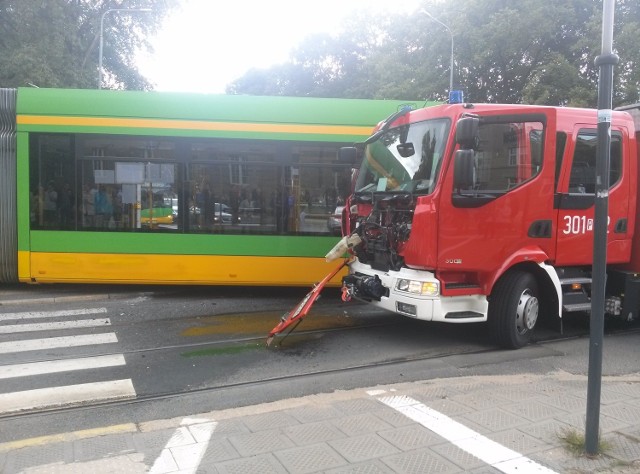 Wypadek na Fredry/Niepodległości: Zderzenie wozu strażackiego z tramwajem