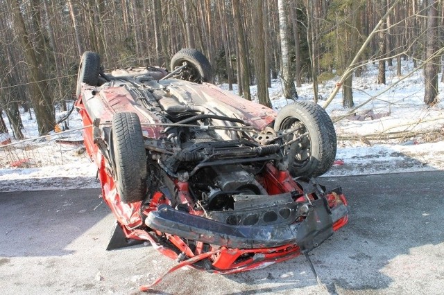 Poważny wypadek pod Olesnem na drodze 901. BMW koziołkowało i leży na jezdni kołami do góry. Poszkodowane są dwie osoby: kierowca i pasażer z Makowczyc (gm.Dobrodzień).