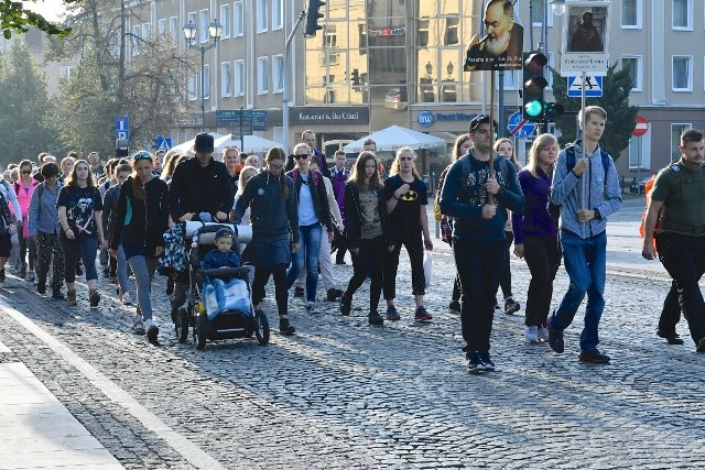 Pielgrzymka do Krypna wyruszyła w sobotę sprzed archikatedry białostockiej. Wzięło w niej udział ponad trzy tysiące wiernych. W sumie do Sanktuarium Matki Bożej Pocieszenia w Krypnie ma dotrzeć nawet osiem tysięcy pątników. Jak czytamy na stronie Archidiecezji Białostockiej tegoroczne hasło pielgrzymki to "Jeden Duch". Nawiązuje ono do przeżywanego Roku Duszpasterskiego. Biskup Henryk Ciereszko przewodniczyć będzie mszy św. na zakończenie pielgrzymki w Krypnie.