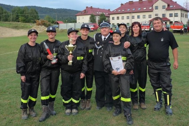 Dziewczyny z żeńskiej drużyny razem z kolegami z OSP Stuposiany prezentują puchar zdobyty na zawodach strażackich.